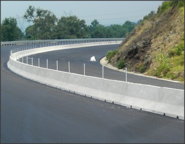 Barrera central Las barreras centrales son dispositivos de seguridad que se emplean para dividir los carriles de circulación contraria, con el fin de incrementar la seguridad de los usuarios de la carretera. Su propósito es evitar que los vehículos invadan los carriles de sentido contrario, encauzando su trayectoria hasta disipar la energía del impacto