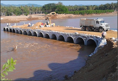 Tubo carretero El tubo de concreto es una estructura compuesta de las mejores cualidades del cemento y del acero. El concreto se diseña para resistir fuerzas de compresión y el refuerzo de acero se diseña para resistir fuerzas de tensión, esto resulta en un tubo muy completo y eficiente.